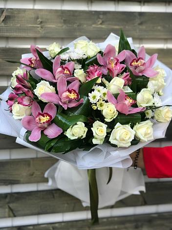 Букет цветов из: Розы и Хризантемы в Суздали