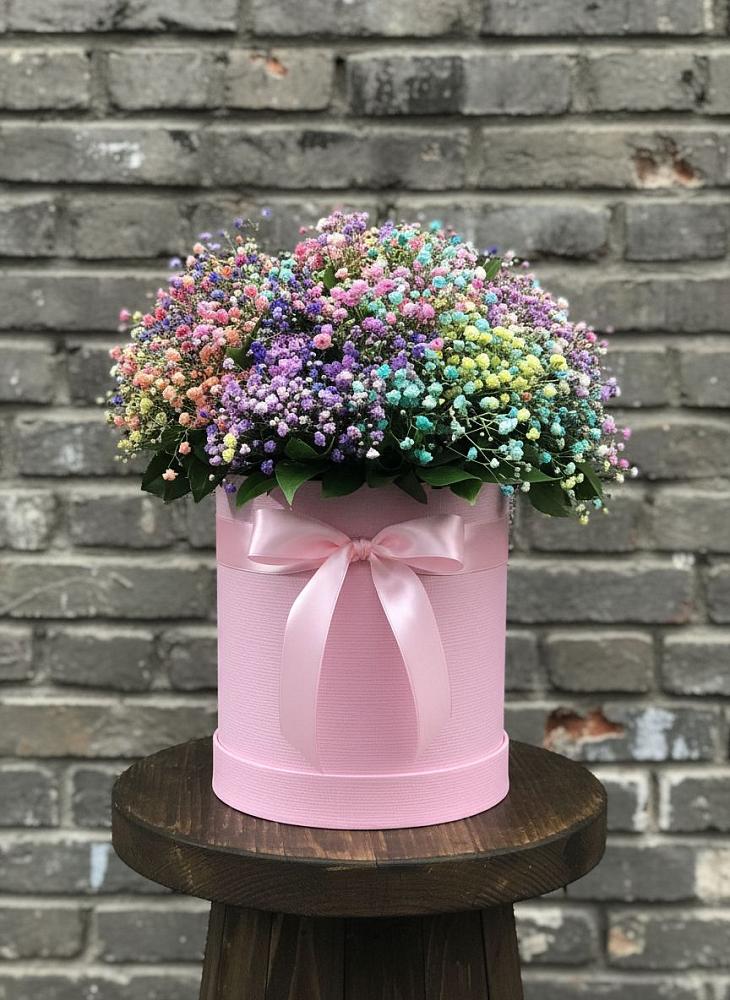 Цветочная композиция из Гипсофила и Розы в шляпной коробке в Суздали