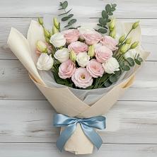 Букет цветов из:  Лизиантусы в Суздали