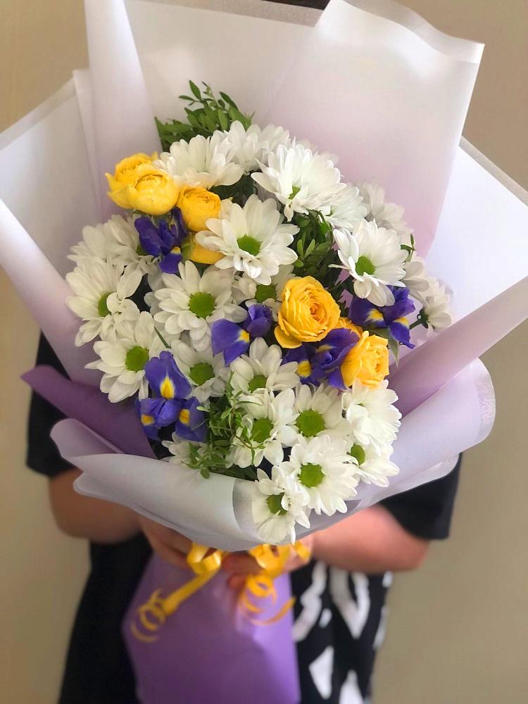 Букет цветов из: Ирисы, Хризантемы и Розы в Суздали