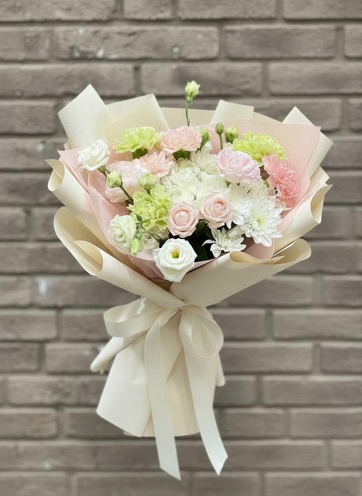 Букет цветов из: Гвоздики, Розы, Лизиантусы и Хризантемы в Суздали