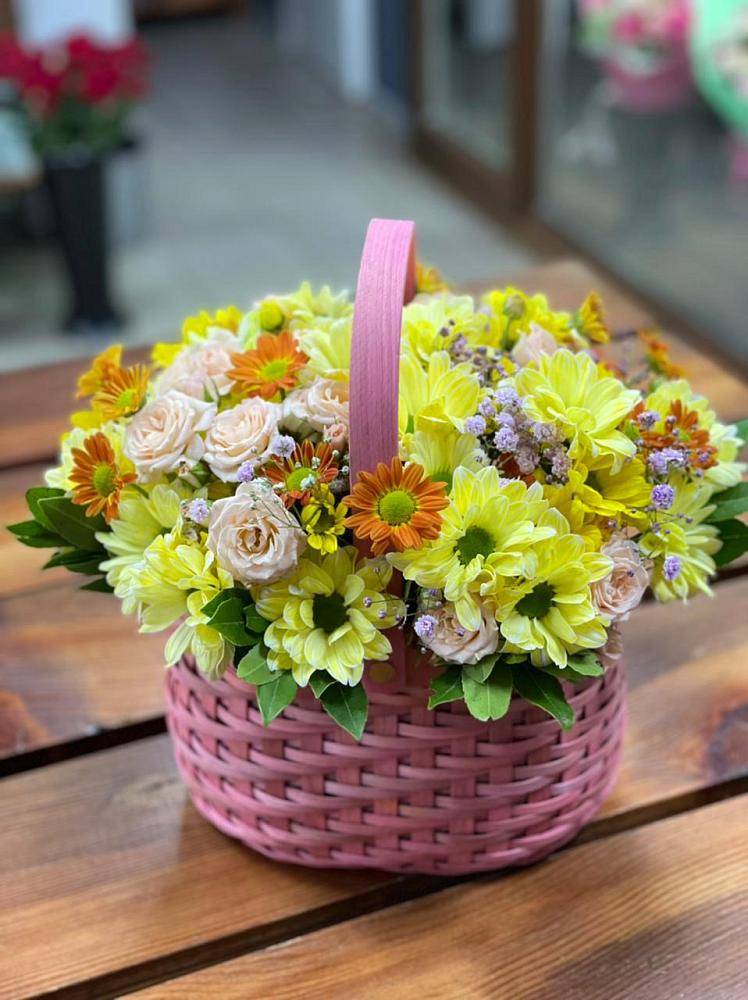 Цветочная композиция из Хризантемы и Розы в корзине в Суздали