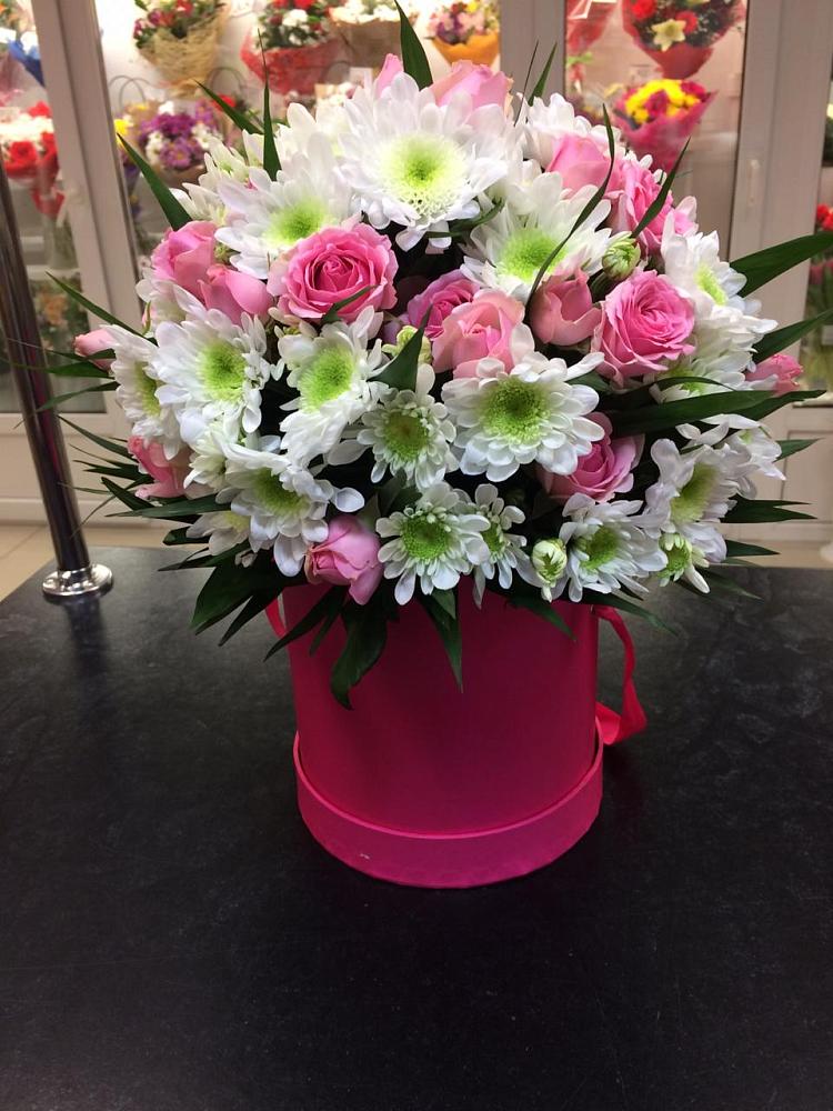 Цветочная композиция из Розы и Хризантемы в шляпной коробке в Суздали