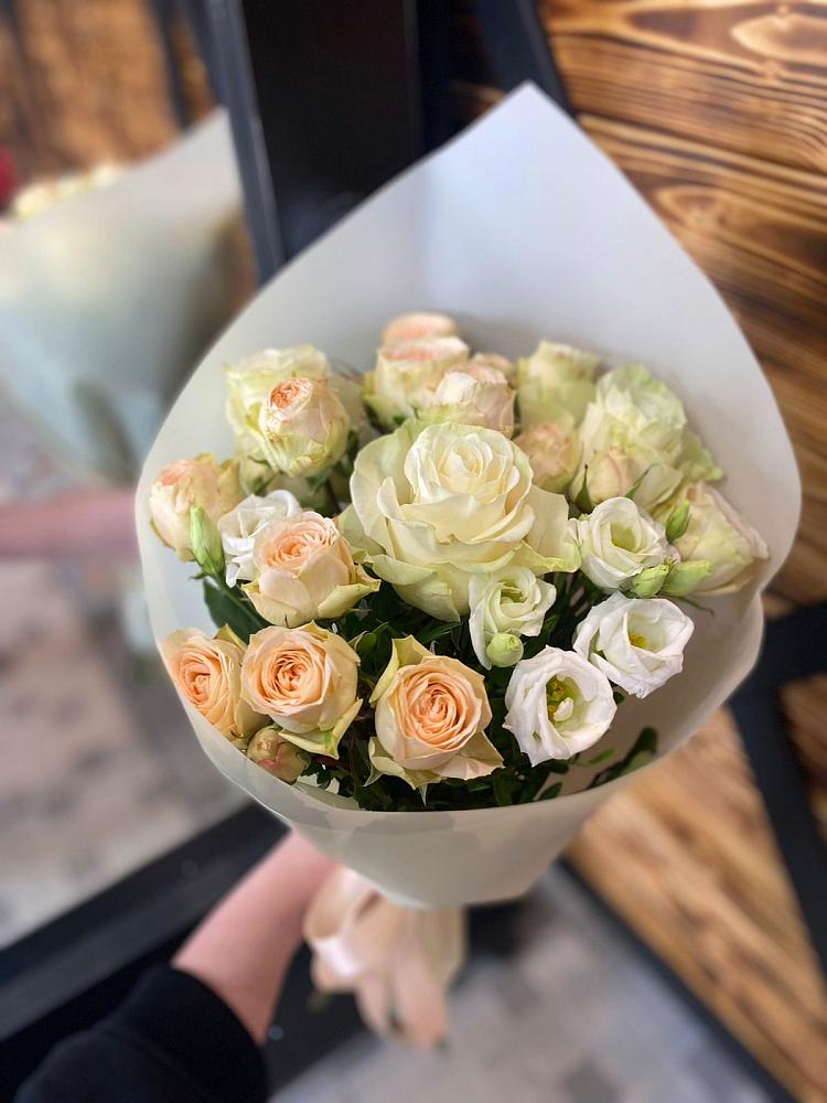 Букет цветов из: Розы и Лизиантусы в Суздали